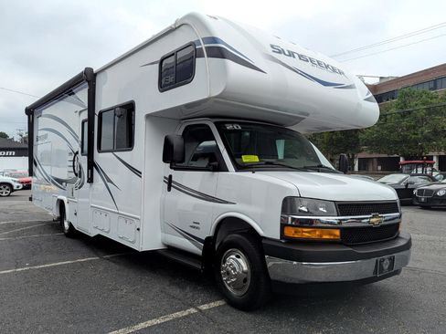 Used 2019 Chevrolet Express 4500 w/ RV Package image 4