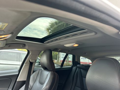 Used 2017 Volvo V60 T5 Cross Country w/ Convenience Package image 15