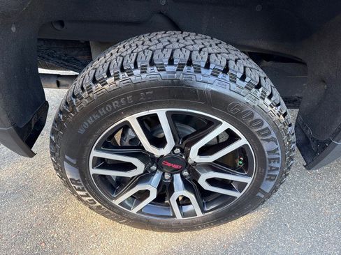 Used 2024 GMC Sierra 1500 AT4 w/ Technology Package image 11