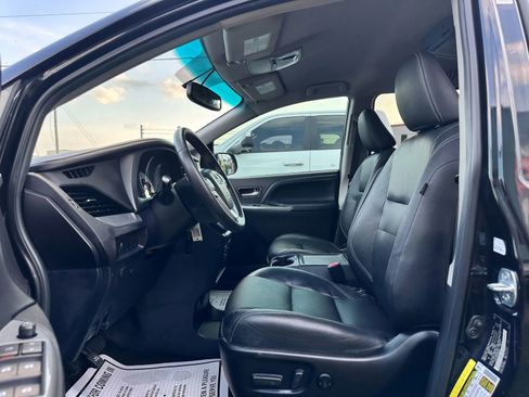 Used 2017 Toyota Sienna SE image 15