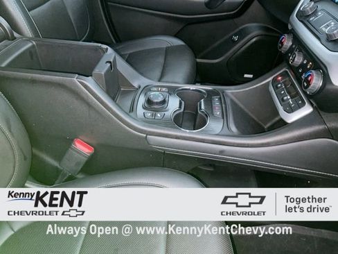 Certified 2023 GMC Acadia SLT w/ Preferred Package image 16