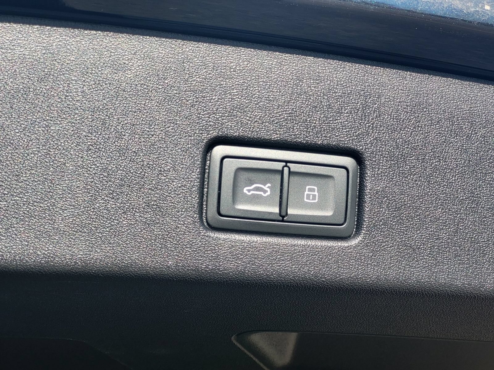 Used 2024 Audi Q4 e-tron Prestige AWD/4WD image 32