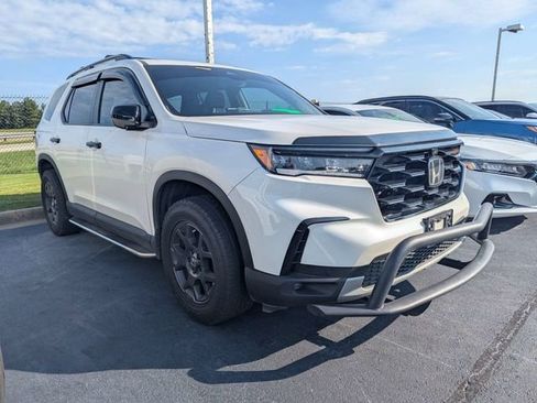 Used 2024 Honda Pilot TrailSport image 2
