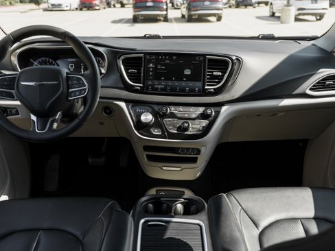 Used 2024 Chrysler Pacifica Touring-L FWD image 8