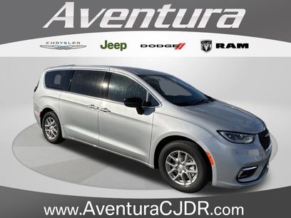 New 2026 Chrysler Pacifica Select