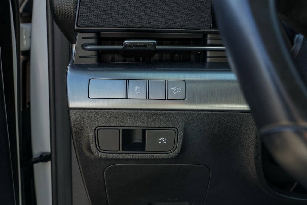 Used 2025 Hyundai Kona SEL FWD image 35