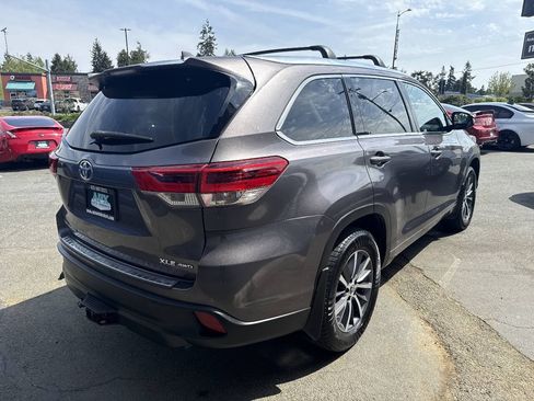 Used 2017 Toyota Highlander XLE AWD/4WD image 9