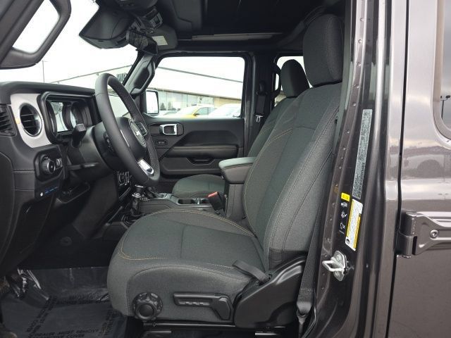 Used 2025 Jeep Wrangler Unlimited Sahara w/ Safety Group AWD/4WD image 17