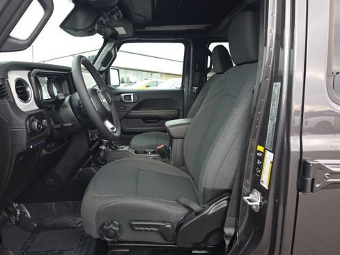 Used 2025 Jeep Wrangler Unlimited Sahara w/ Safety Group AWD/4WD image 17