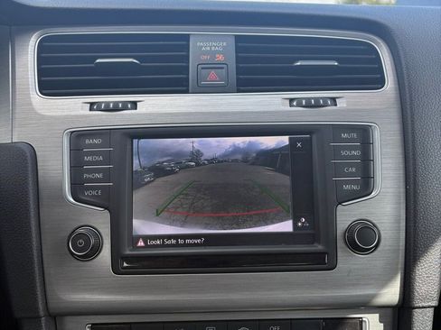 Used 2016 Volkswagen Golf S image 21