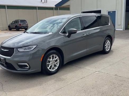 Used 2023 Chrysler Pacifica Touring-L FWD image 4