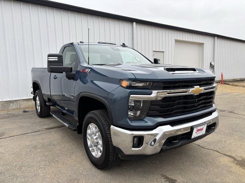 Used 2025 Chevrolet Silverado 2500 LT image 3