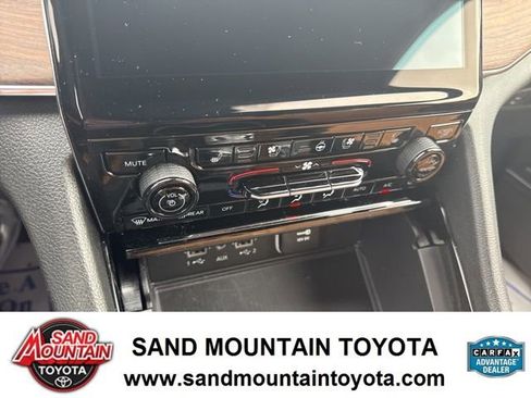 Used 2024 Jeep Grand Cherokee L Summit w/ Luxury Tech Group V image 24