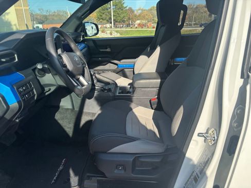 Used 2025 Toyota Tacoma TRD Off-Road image 24