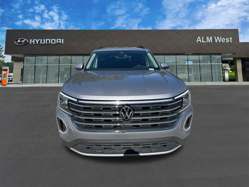 Used 2025 Volkswagen Atlas SE FWD image 2
