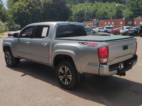 Used 2017 Toyota Tacoma TRD Sport AWD/4WD image 6
