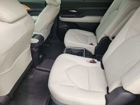 Used 2025 Toyota Grand Highlander AWD image 33