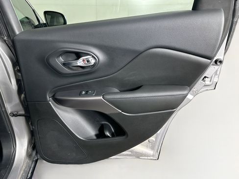 Used 2019 Jeep Cherokee Latitude Plus w/ Comfort/Convenience Group image 28