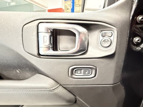 Used 2022 Jeep Wrangler Unlimited Sahara w/ Cold Weather Group AWD/4WD image 19