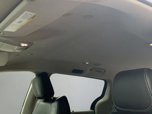 Used 2023 Chrysler Pacifica Touring-L FWD image 18