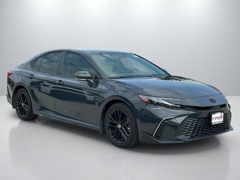 Used 2025 Toyota Camry SE w/ Convenience Package FWD image 3