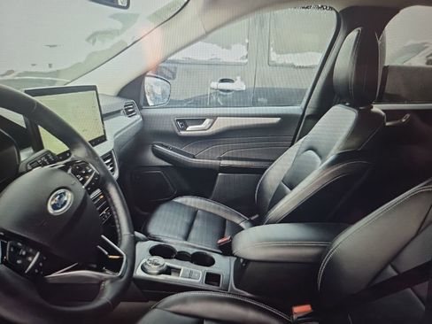 Used 2023 Ford Escape Platinum image 5