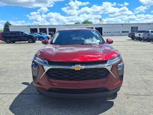 Used 2024 Chevrolet Trax LS w/ LS Convenience Package FWD image 2