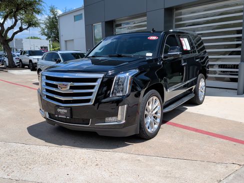 Used 2019 Cadillac Escalade Luxury RWD image 5