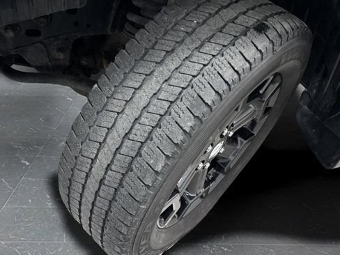 Used 2018 Nissan Titan SV w/ SV Convenience Package image 38