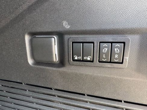 Used 2022 GMC Yukon Denali w/ Denali Premium Package image 34