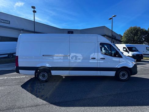 Used 2025 Mercedes-Benz Sprinter 2500 image 11