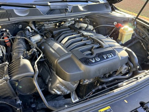 Used 2016 Volkswagen Touareg Executive image 34