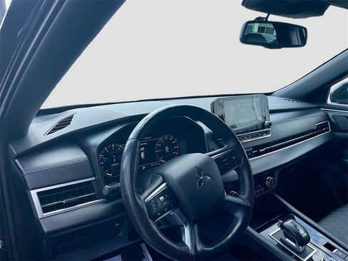 Used 2023 Mitsubishi Outlander SEL image 11