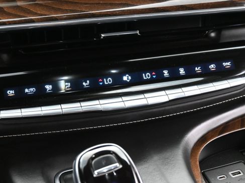 Used 2022 Cadillac Escalade Premium Luxury Platinum AWD/4WD image 19