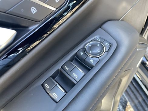 Used 2025 Chevrolet Suburban High Country image 22