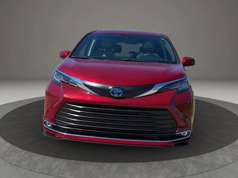 Used 2021 Toyota Sienna XLE image 3