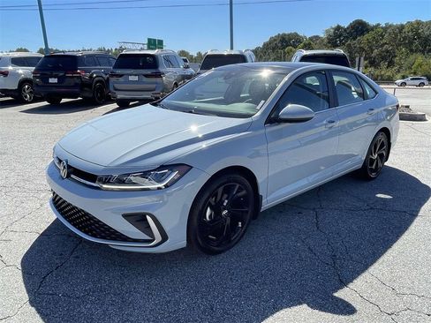 Used 2025 Volkswagen Jetta SE image 7