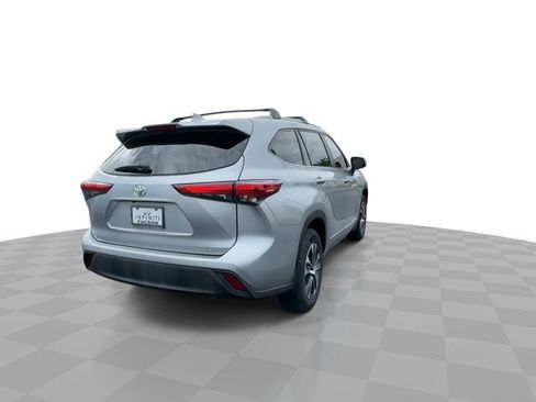 Used 2023 Toyota Highlander XLE AWD/4WD image 8