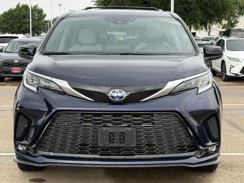Used 2024 Toyota Sienna XSE FWD image 8