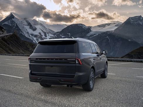 New 2025 Lincoln Navigator Reserve image 8