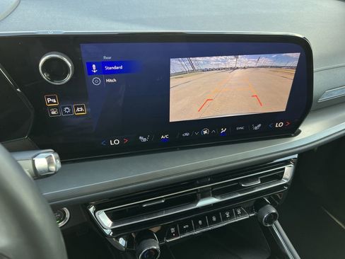 Used 2025 Chevrolet Traverse LT image 22