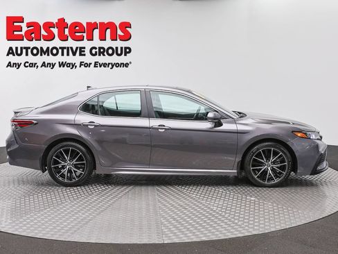 Used 2024 Toyota Camry SE w/ Cold Weather Package FWD image 4