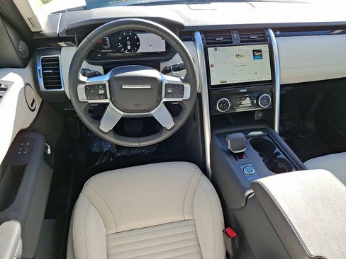 Used 2025 Land Rover Discovery S image 11