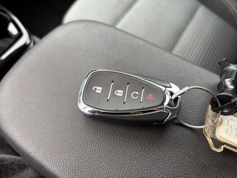 Used 2025 Chevrolet Trax LT FWD image 23