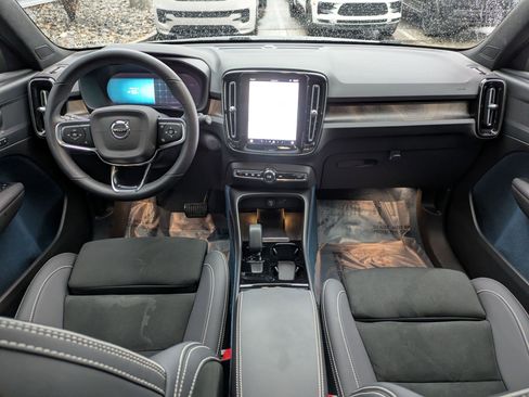 Certified 2023 Volvo XC40 Recharge Plus image 24