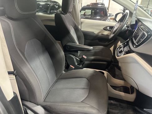 Used 2022 Chrysler Voyager LX FWD image 24