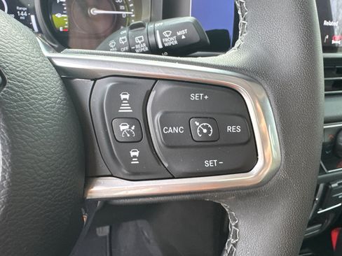 Used 2025 Jeep Wrangler Sahara image 31