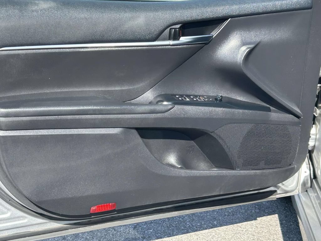 Used 2020 Toyota Camry SE FWD image 18