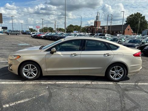Used 2018 Ford Fusion SE w/ Fusion SE Technology Package FWD image 2