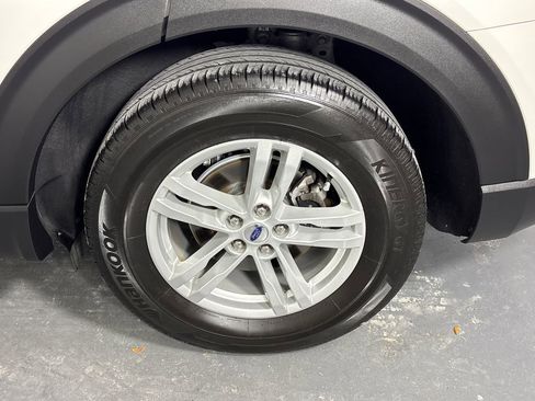 Used 2024 Ford Explorer XLT RWD image 34